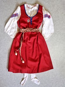 Raja-Karjalan kansallispuku Raja-Karjala national costume