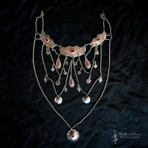 Jaalan Elimäen kansallispuvun levyriipus